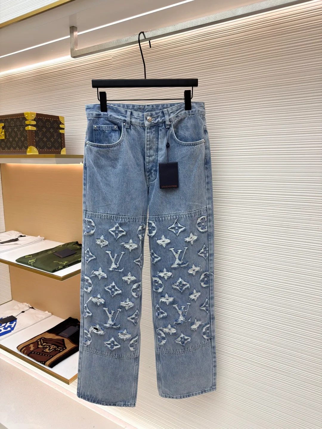 LOUIS VUITTON washed ripped jeans ●Authentic product: Purchased and developed at 17700 ●Item number: 1680603-B45 ●Material: pure cotton premium denim ●Technology: laser burning ●Version: fitted version ●Weight: about 885 grams ●Size: 30-32-34-36 ●Description: This destroyed detail is really cool. This washed denim truck elevates a classic silhouette with contrasting Monogram detailing front and rear, crafted with an edgy tear effect. This mid-season piece is effortlessly layered and can be worn with matching accessories for an on-trend look.